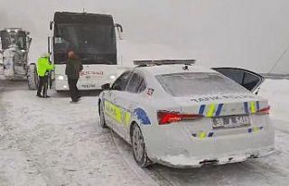 Tur otobüsünde donma tehlikesi geçiren 44 kişi...