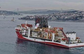 Türk sondaj gemisi Yıldırım İstanbul Boğazı’ndan...