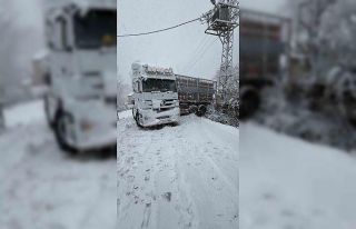 Türkeli’de doğalgaz tırı karda kaydı, yol ulaşıma...