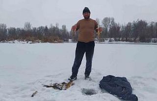 Türkiye’nin en uzun nehri dondu, üzerinde eskimo...