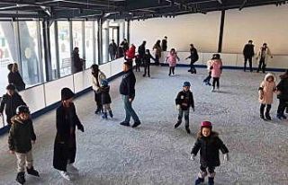 Ücretsiz buz pisti çocukların yüzünü güldürdü