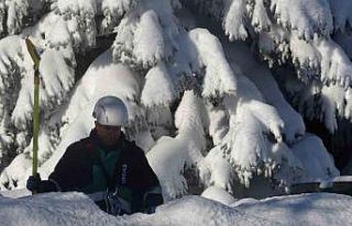 Uludağ’da beline kadar kara gömülen ekiplerin...