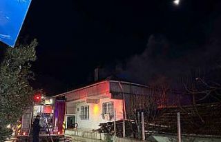 Uşak’ta çatı yangını paniğe neden oldu