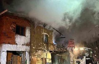 Uşak’ta iki katlı ev yangında küle döndü:...