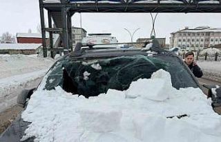 Üst geçitten otomobilin üzerine kar kütlesi düştü:...