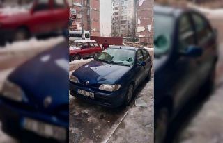 Üzerine buz düşen aracın camı kırıldı