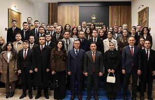 Vali Çiçek, hakim ve savcı yardımcılarıyla bir...