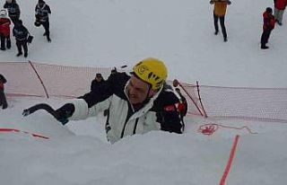 Vali Çiftçi, yapay buz duvarına tırmandı