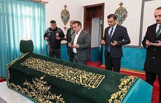Vali Sözer, Dursun Fakıh Türbesi’nde incelemelerde...