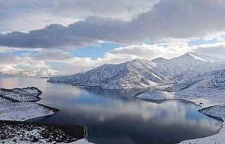 Van Gölü’nün masmavi suları karla buluştu