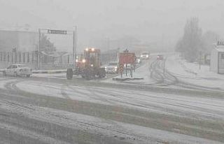 Van’da kar yağışı trafiği olumsuz etkiledi:...