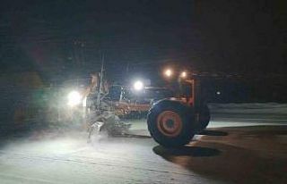 Van’da Kurubaş Geçidi’nde kar ve tipi ulaşımı...