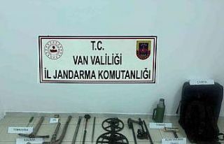 Van’da tarihi kale yakınında kazı yapan 2 kişi...