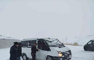 Van’da yoldan çıkan minibus kara saplandı