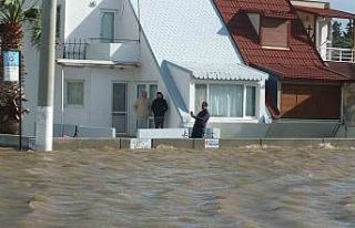 Venedik değil Balıkesir: Deniz kabardı evler sular...
