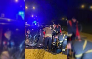 Vidanjöre çarparak devrilen otomobilin sürücüsü...