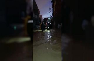 Yağmur sonrası su basan evlerde mahsur kalanlar...