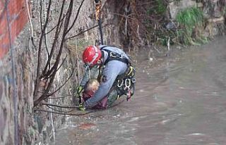 Yağmur suları yükseldi, çayda mahsur kalan vatandaşı...