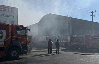 Yalıtım malzemesi bulunan depoda yangın paniği