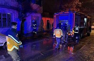 Yalnız yaşayan adamın yaktığı soba, metruk evi...