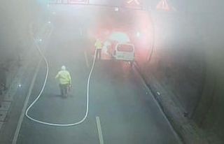 Yanan aracı trafik polisleri söndürdü