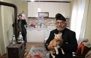 Yanan evinin önünde kedisine sarıldığı fotoğrafla...