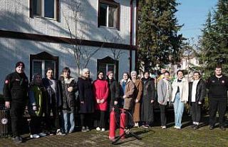 Yangına kadınlar yangın tüpüyle müdahale etti