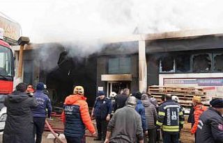 Yangında içerde kalan 2 kişi ekiplerin yardımıyla...