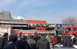 Yangını cep telefonuyla görüntülemek için birbirleriyle...