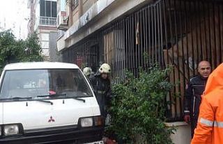 Yaşlı adamı komşuları evden çıkardı, yangın...