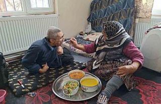 Yaşlı kadın engelli oğluna 61 yıldır ‘bebek’...