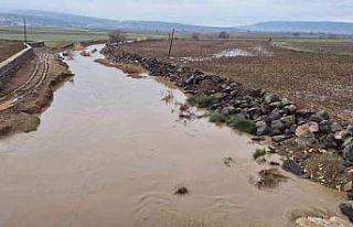Yavuzeli’nde yağış etkili oldu, Karasu Çayı’nın...