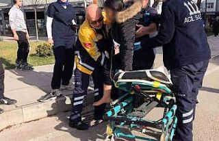 Yaya geçidinden geçen 2 kadına otomobil çarptı