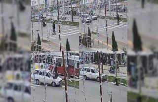 Yaya geçidinden geçerken otomobil çarptı: O anlar...