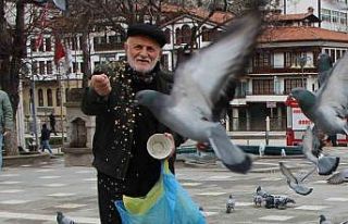 ’Yemci Dede’ 20 yıldır sokaklardaki güvercinleri...