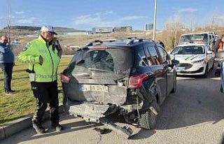 Yeni aldığı aracıyla kaza yaptı: 2 yaralı