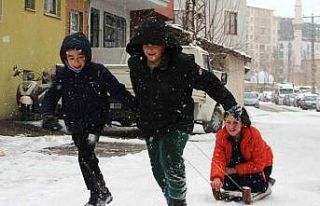 Yeni yılın ilk gününde kar neşesi: Çocuklar...