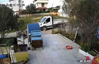 Yerde yatan köpeği ezip yoluna devam etti