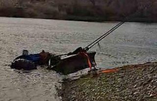 Yıkamak istediği traktör Kızılırmak’a gömüldü:...