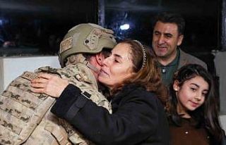 Yılbaşı nöbetinde aile sevinci: Güvenlik kulesinde...