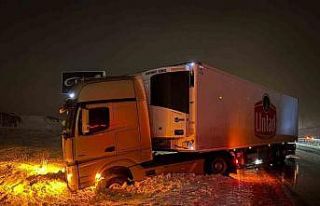 Yol buzlandı, tırlar makasladı