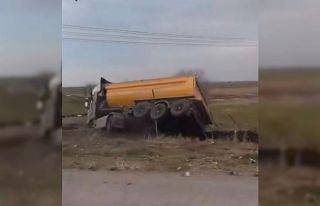 Yol kenarına devrilen kamyonun sürücüsü yaralandı