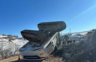 Yol yapım çalışmasında iş makinesi devrildi