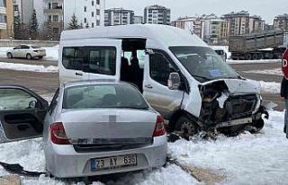 Yolcu minibüsüyle otomobil çarpıştı: 4 yaralı