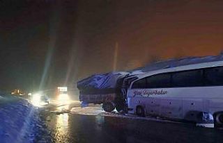 Yolcu otobüsü yolu kapatan tıra çarptı: 3 yaralı