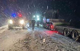Yolda kalanların yardımına polis ve jandarma yetişti