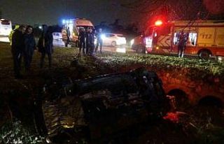 Yoldan çıkan lüks otomobil refüjdeki çukura düştü:3...