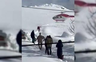 Yolu kapalı mahallede hastalanan bebek, helikopterle...