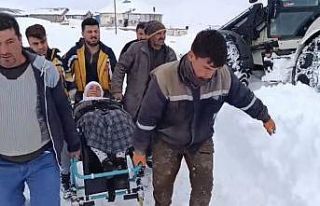Yolu kapanan köyde mahsur kalan hasta 4 saatlik çalışmayla...