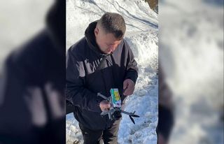 Yolu kapanan köydeki yaşlı adamın ilaçları dronla...